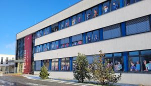 Eine Außenansicht vom Forum der Lausitzhalle, in dem sich Musikschule und Volkshochschule Hoyerswerda befinden.