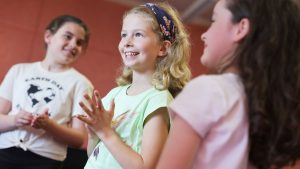 Drei Mädchen beim Gesangsunterricht an der Musikschule Hoyerswerda