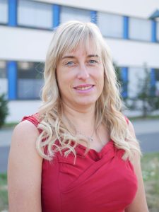 Nicole Behring steht vor der Musikschule Hoyeswerda. Sie ist für die Verwaltung der Musikschule Hoyerswerda zuständig.