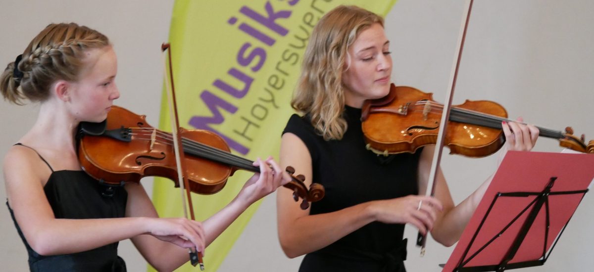 Salome und Samira Dietze beim Festakt "60 Jahre Musikschule Hoyerswerda" im Schloss Hoyerswerda.