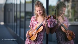 Samira Dietze hat ihre musikalische Laufbahn an der Musikschule Hoyerswerda begonnen. Heute spielt die Violinistin beim zweitgrößten Orchester Österreichs. Foto: Michael Feindura