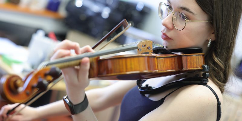 Eine Schülerin der Musikschule Hoyerswerda spielt Geige.