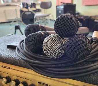 Mikrofone liegen auf einem Verstärker im Ensemble-Probenraum der Musikschule Hoyerswerda
