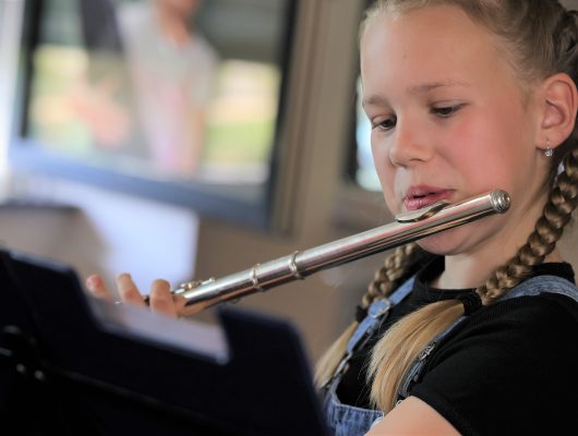 Eine Schülerin der Musikschule Hoyerswerda spielt Querflöte