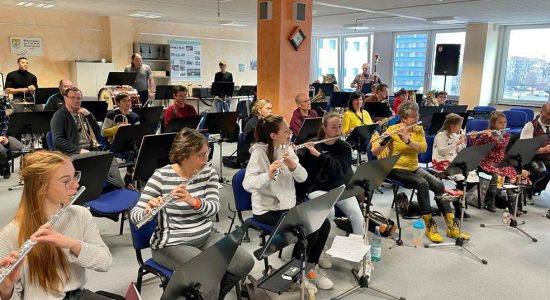 Musiker und Musikerinnen des Orchesters Lausitzer Braunkohle e.V. proben gemeinsam mit Schülerinnen und Schülern der Musikschule Hoyerswerda.