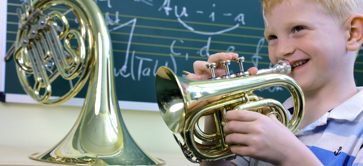 Schüler der Musikschule Hoyerswerda mit einer Taschentrompete