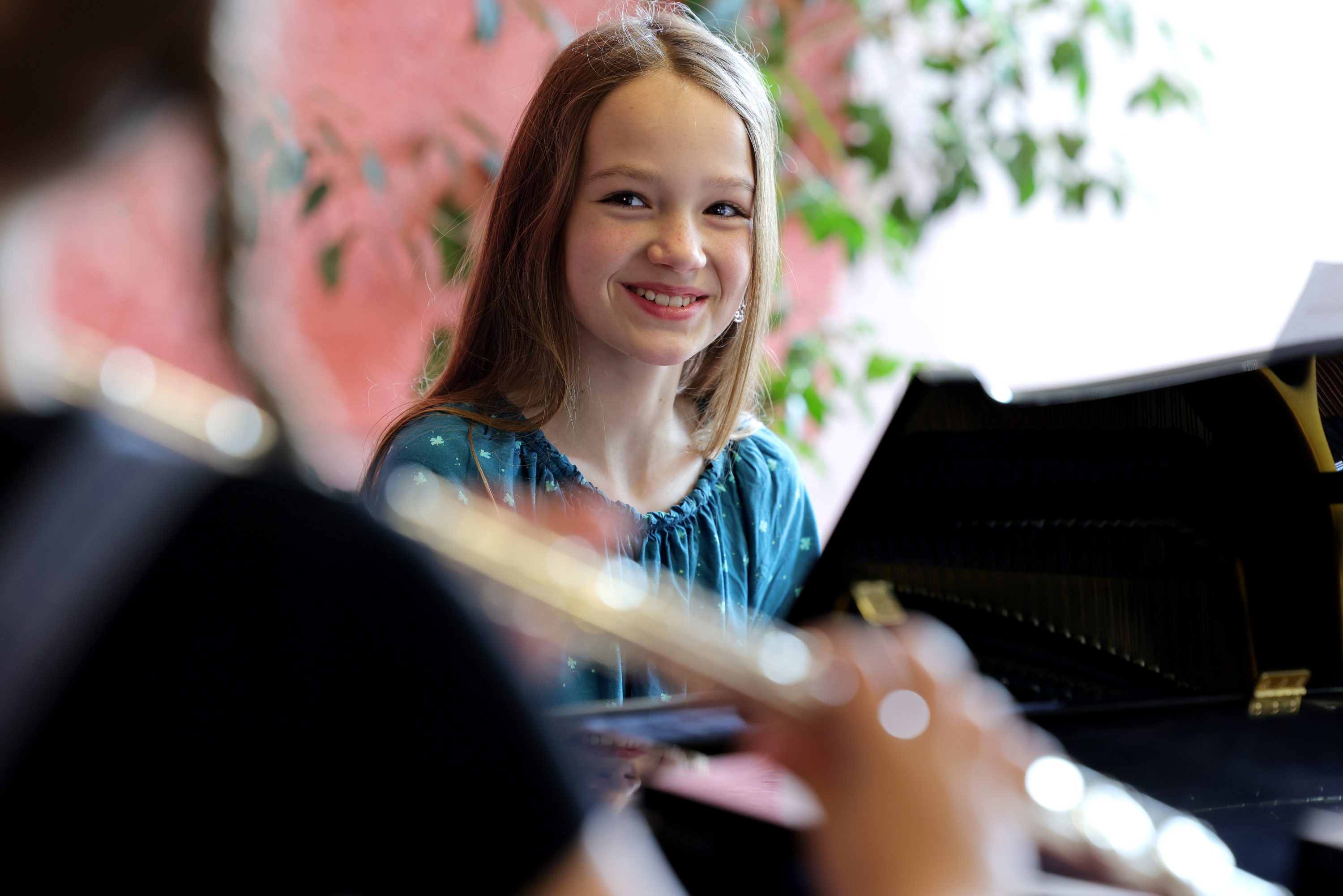 Schülerin der Musikschule Hoyerswerda am Klavier