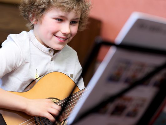 Ein Schüler der Musikschule Hoyerswerda spielt Gitarre.