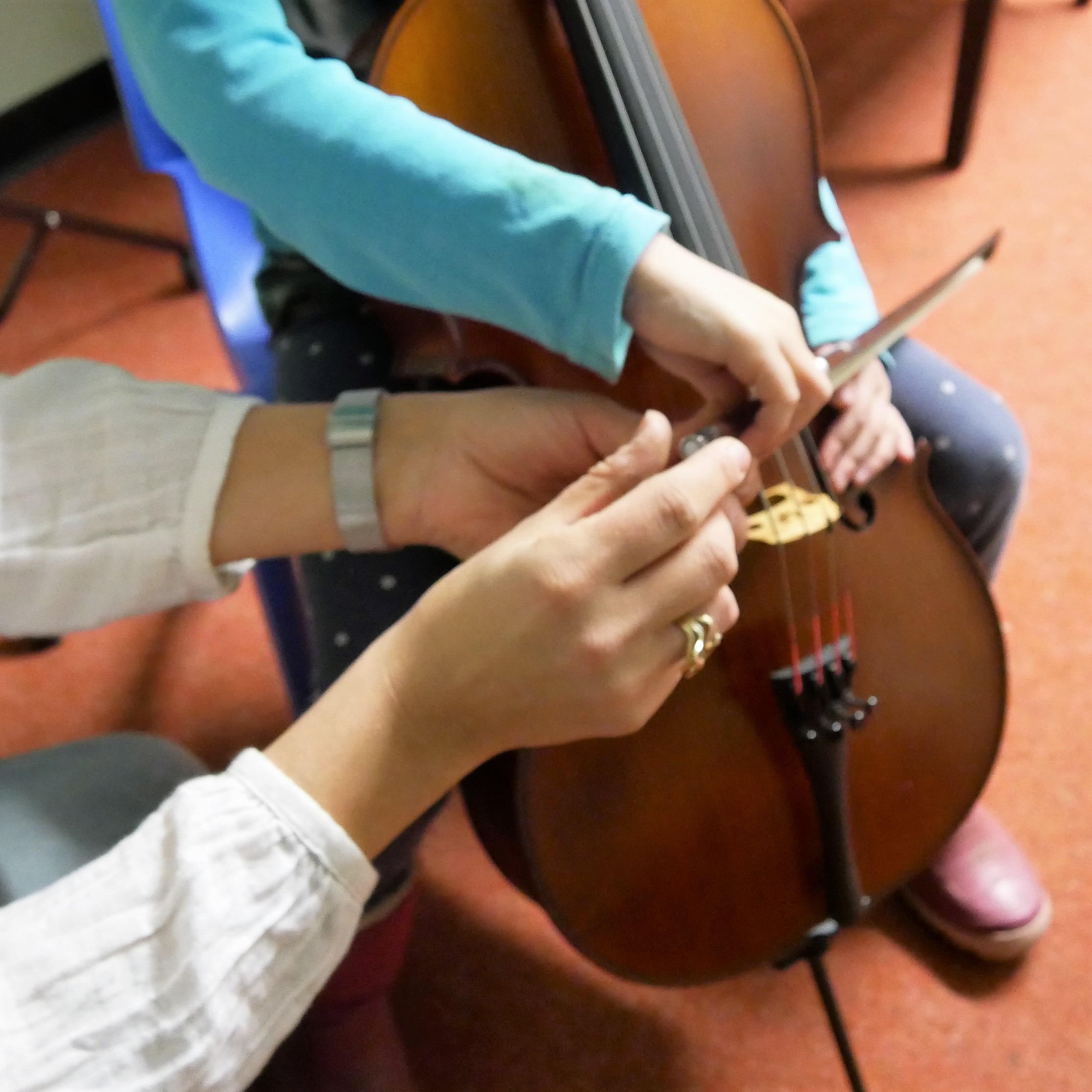 Kleines Instrument für kleine Hände: An einem Cello, das genau die richtige Größe für Vorschulkinder und Grundschüler hat, können die Kinder üben. 