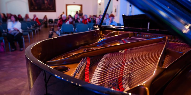 Blick in den Konzertflügel während eines Konzerts der Musikschule Hoyerswerda im Schlosssaal Hoyerswerda. Foto; Musikschule Hoyerswerda / Gernot Menzel