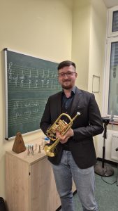 Das Bild zeigt den Musikschulleiter Dorian Brode.