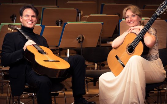 Das Foto zeigt das Duo Guitartes.