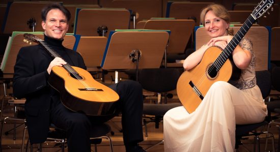 Das Foto zeigt das Duo Guitartes.